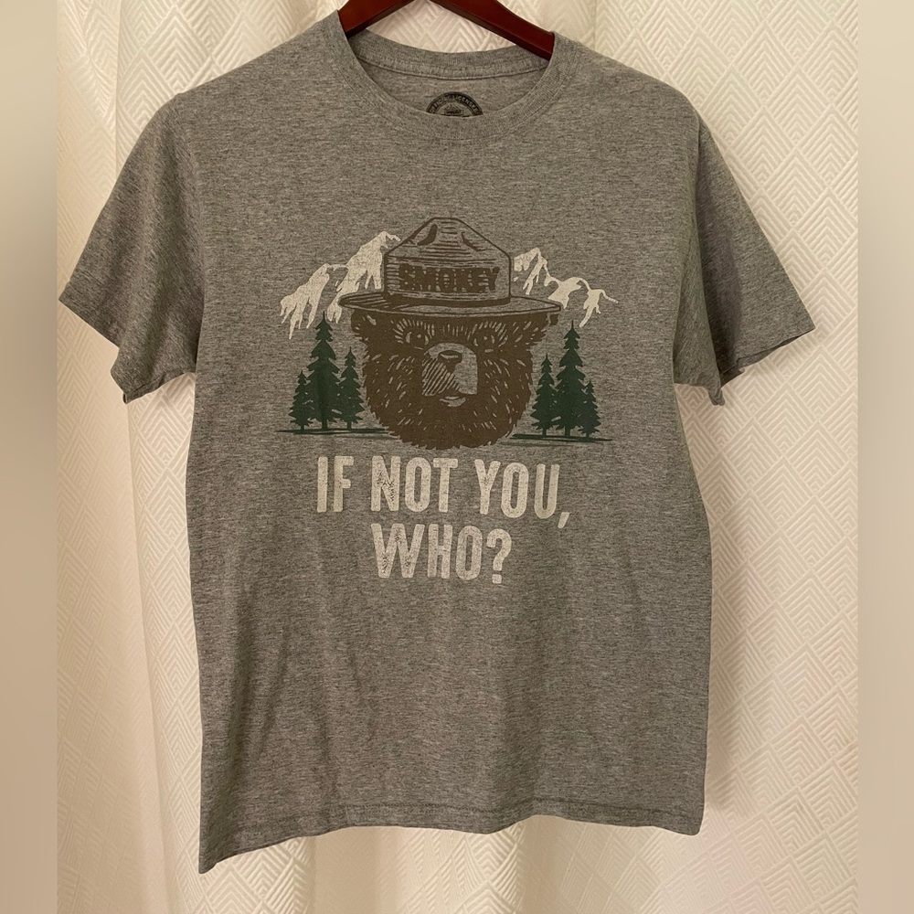 Gray Smokey Bear Graphic T-Shirt Size Small